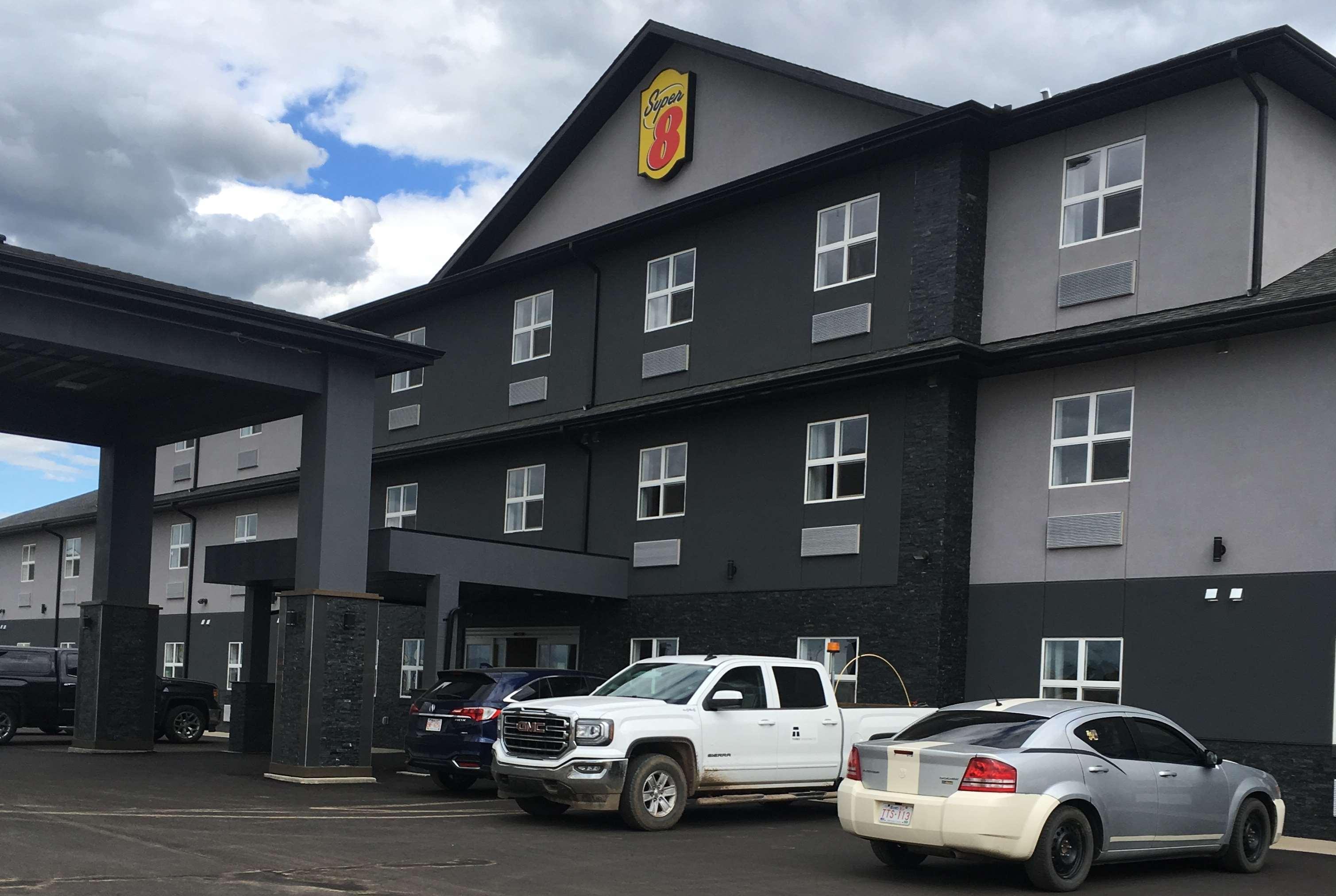 Super 8 By Wyndham Hardisty Hotel Kültér fotó